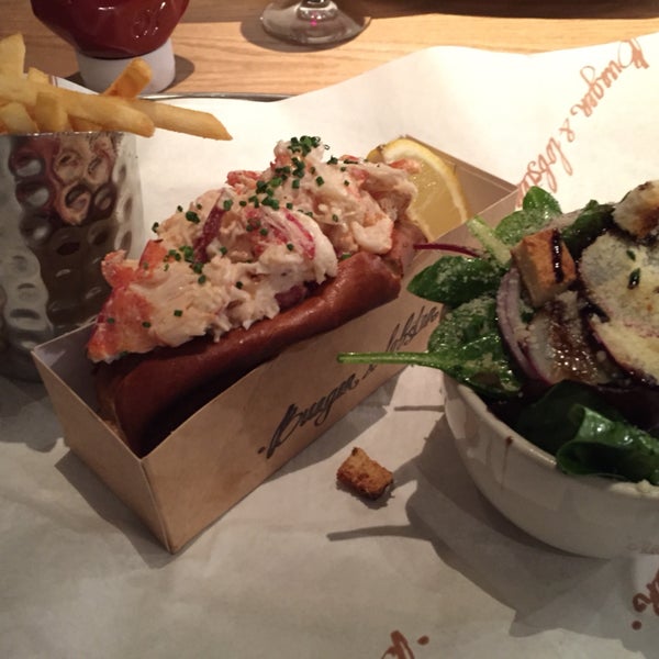 Only serve 3 dinner items - lobster, lobster rolls, & burgers. The lobster roll was amazing!