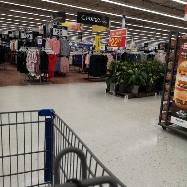 รูปภาพถ่ายที่ Walmart โดย Elisa A. เมื่อ 1/18/2019