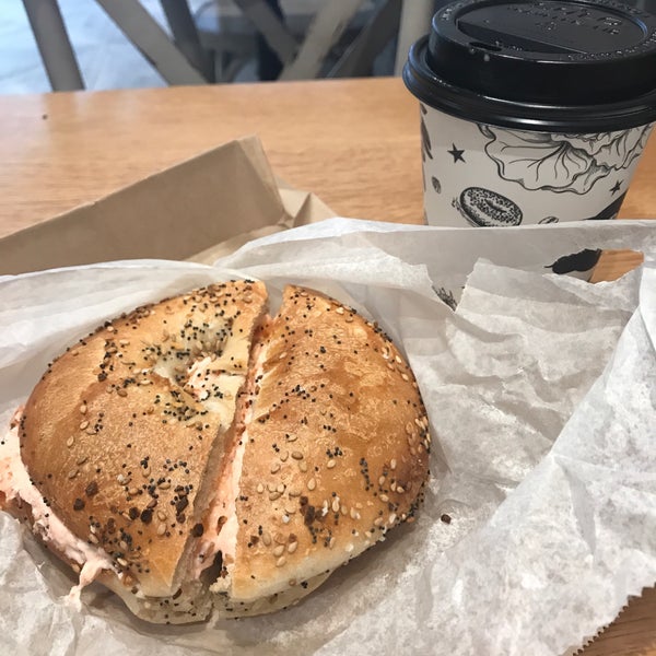Had the everything bagel with lox spread. Delicious!!!!