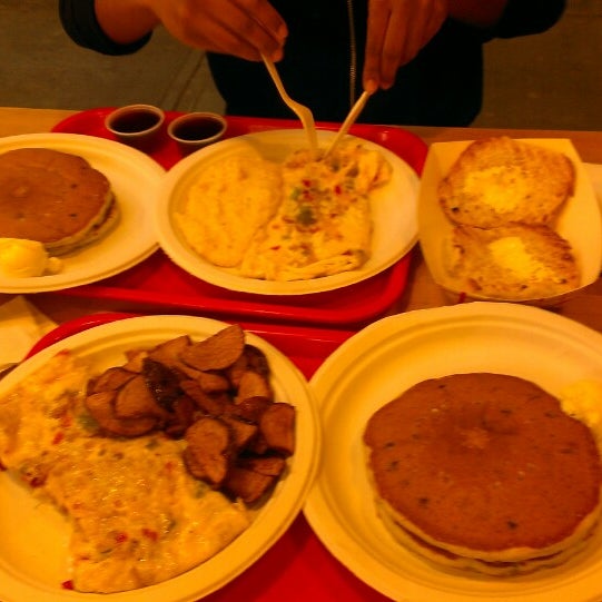 7/12/2013 tarihinde Enrique L.ziyaretçi tarafından The Market Lunch'de çekilen fotoğraf