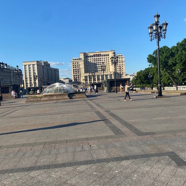 รูปภาพถ่ายที่ Manezhnaya Square โดย Лили เมื่อ 6/23/2022