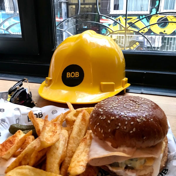 Foto tirada no(a) B.O.B Best of Burger por Ecem A. em 3/10/2021
