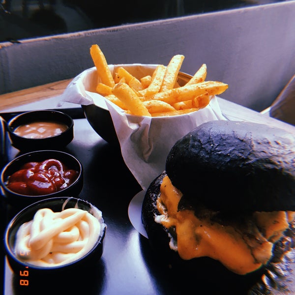 Photo taken at Unique Burgers by Ecem A. on 5/4/2019