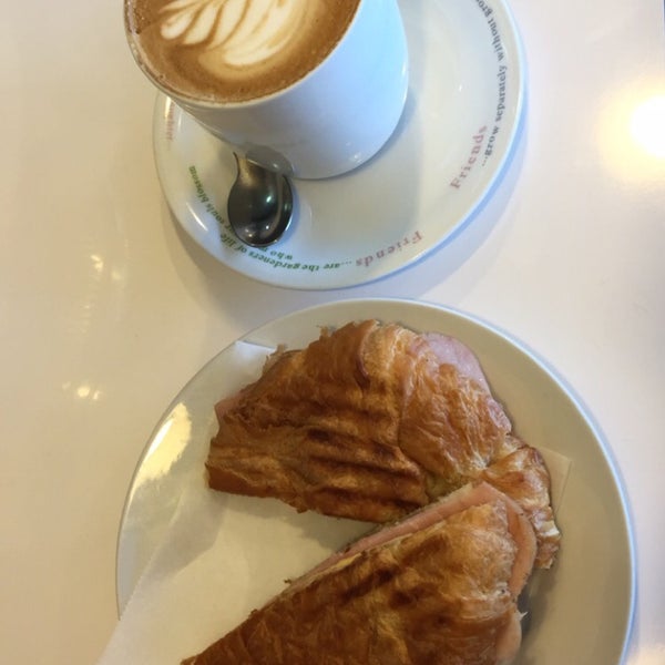 Foto tirada no(a) The Coffee Spot Aguadilla por Odie em 2/28/2015
