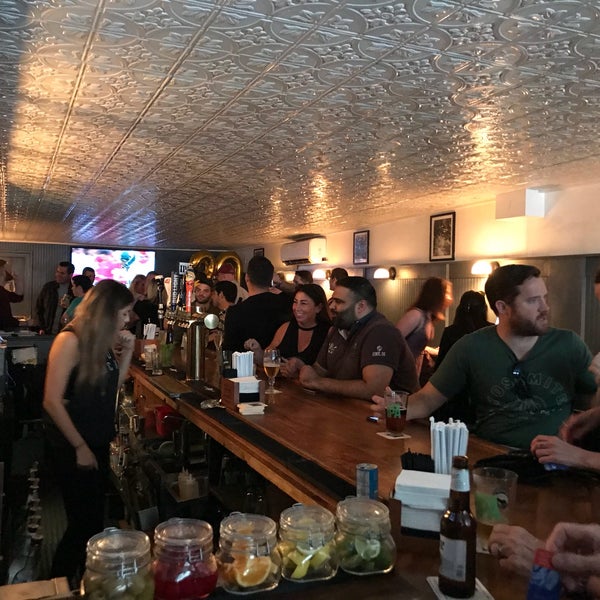 Foto tirada no(a) Gramercy Park Bar por Robert F. em 9/29/2018