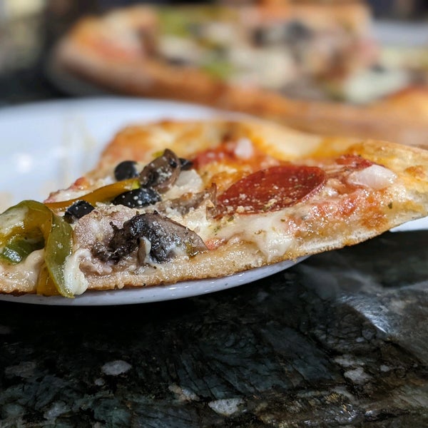 Снимок сделан в Sal&#39;s Brick Oven Pizza &amp; Italian Restaurant пользователем John S. 4/8/2022