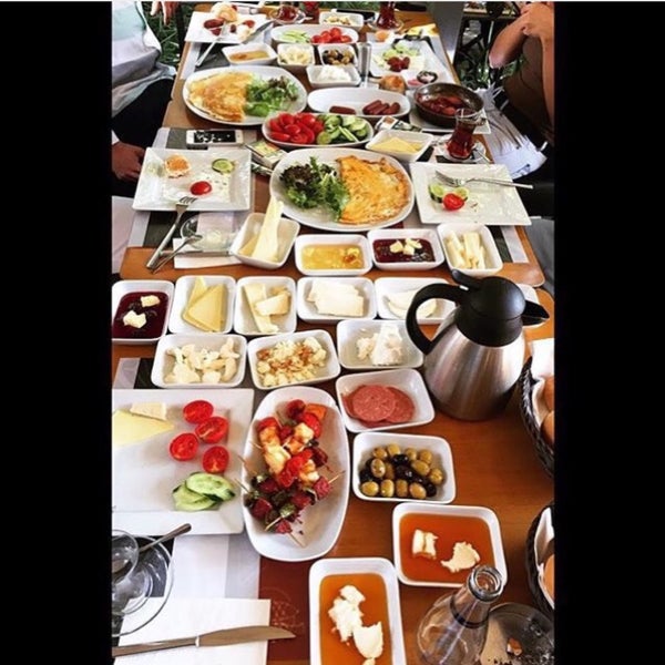 Foto scattata a Afzelia Cafe Restaurant da Arif K. il 9/5/2015