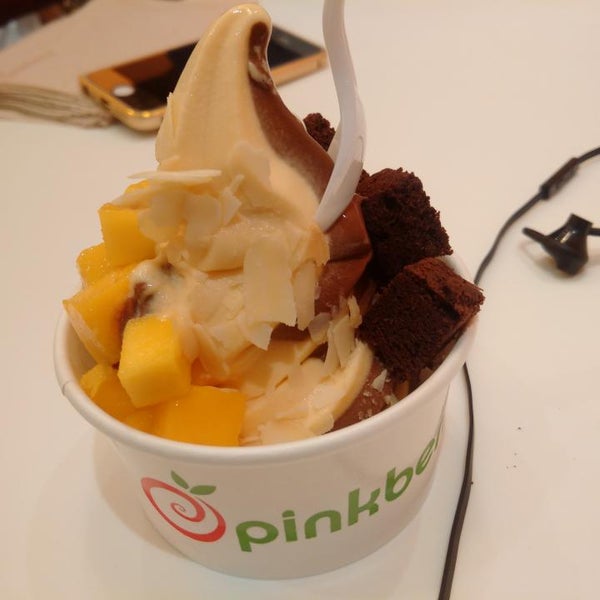 Photo taken at Pinkberry by F on 6/7/2015
