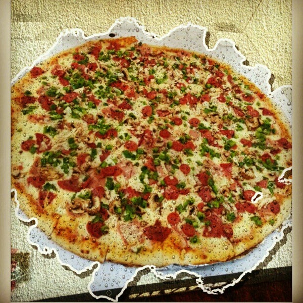 รูปภาพถ่ายที่ Salvator&#39;s Pizza โดย Marco Aurelio G. เมื่อ 2/23/2013