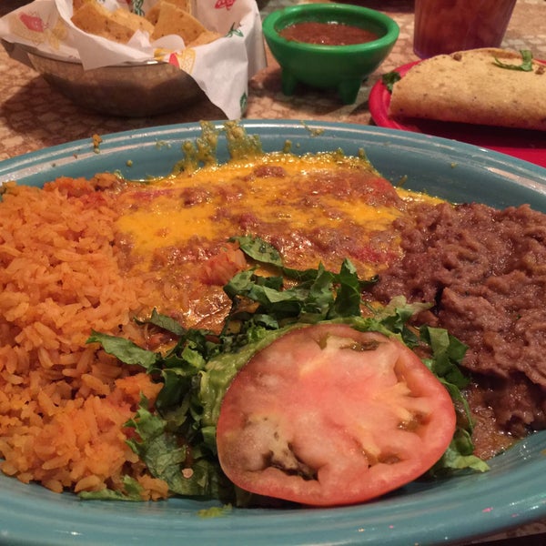 Снимок сделан в El Chaparral Mexican Restaurant пользователем Lisa K. 7/19/2016