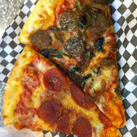 10/9/2012 tarihinde Chris R.ziyaretçi tarafından Pop Up Pizza'de çekilen fotoğraf