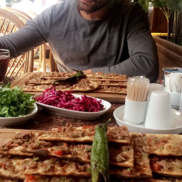 Das Foto wurde bei Paşa Ocakbaşı Restoran von Altun f. am 4/20/2016 aufgenommen