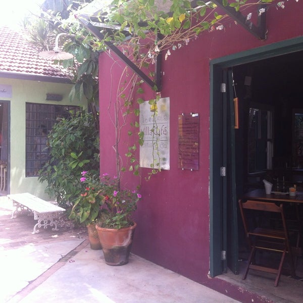 Foto diambil di Villa Café Gastronomia oleh Marta C. pada 3/7/2014