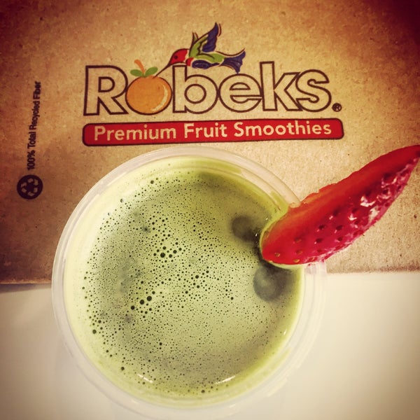 Photo taken at Robeks Fresh Juices &amp; Smoothies by Devin B. on 12/28/2015