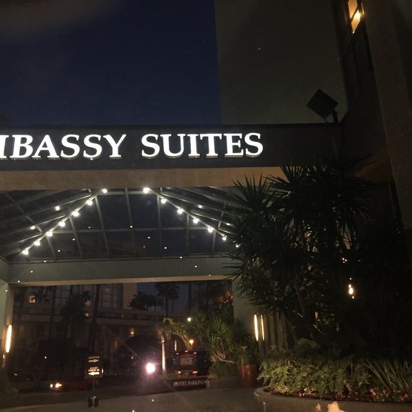 Foto diambil di Embassy Suites by Hilton oleh Devin B. pada 1/24/2017