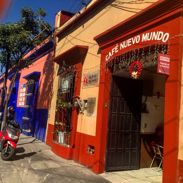 Foto tirada no(a) Cafe Nuevo Mundo por Devin B. em 12/18/2015