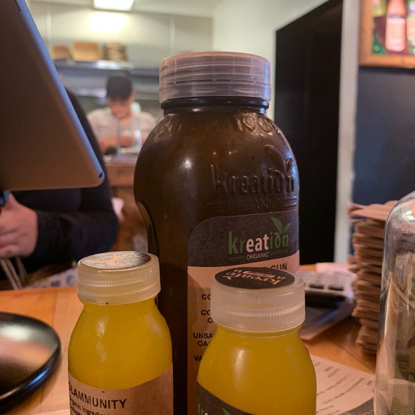 Photo taken at Kreation Kafe/Juicery by Devin B. on 9/11/2019