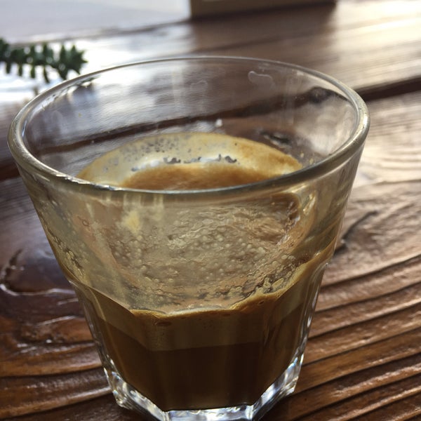12/20/2016 tarihinde Devin B.ziyaretçi tarafından Aharon Coffee &amp; Roasting Co.'de çekilen fotoğraf