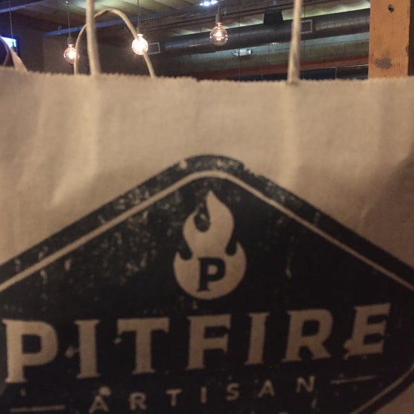1/26/2018 tarihinde Devin B.ziyaretçi tarafından Pitfire Pizza'de çekilen fotoğraf