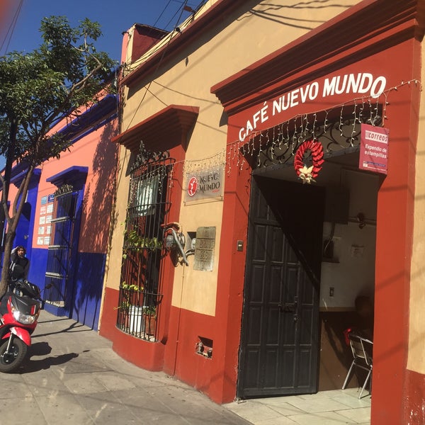 Foto tirada no(a) Cafe Nuevo Mundo por Devin B. em 12/16/2015