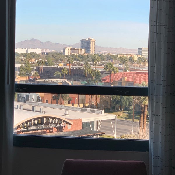 Foto diambil di Residence Inn by Marriott Las Vegas Hughes Center oleh Devin B. pada 1/27/2019