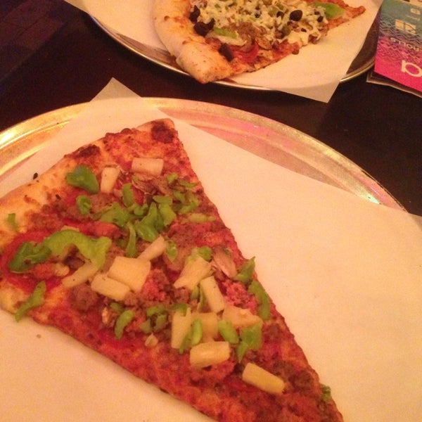 รูปภาพถ่ายที่ Two Fisted Mario&#39;s Pizza โดย Zoe L. เมื่อ 6/13/2014