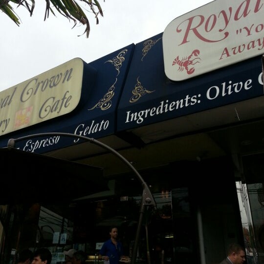 Foto tirada no(a) Royal Crown Bakery por Joel T. em 10/23/2012