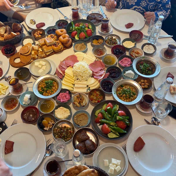 Foto tirada no(a) Köşkeroğlu Baklava &amp; Restaurant por Gülay H. em 3/5/2022