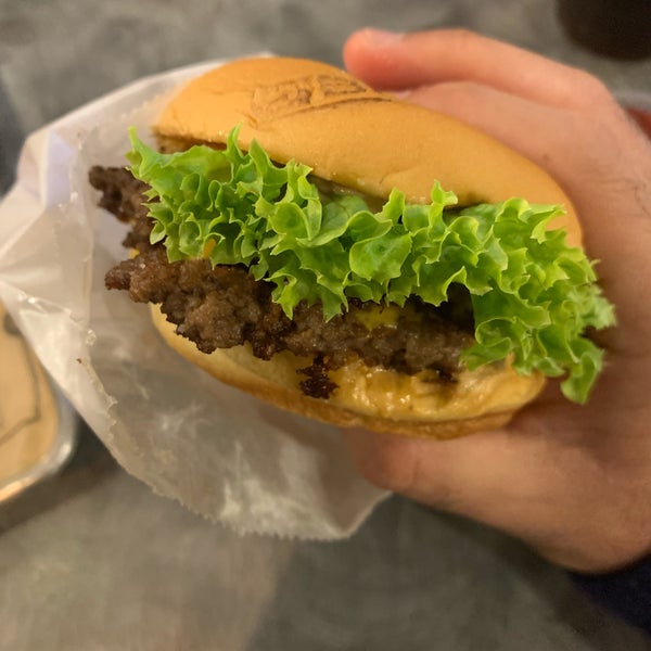 Foto tirada no(a) BurgerFi por @AhmdKW em 12/5/2019