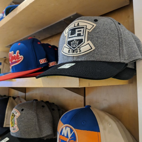 Снимок сделан в NHL Store NYC пользователем Scott G. 12/1/2017