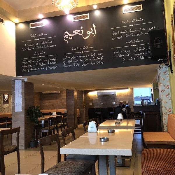 Das Foto wurde bei Abu Naim Restaurant von SaDooQ A. am 7/10/2018 aufgenommen