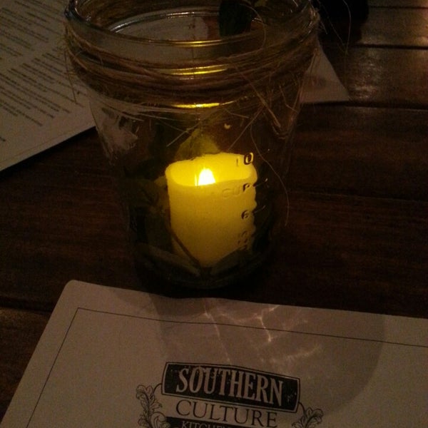 Foto tirada no(a) Southern Culture Kitchen and Bar por laura m. em 5/17/2013
