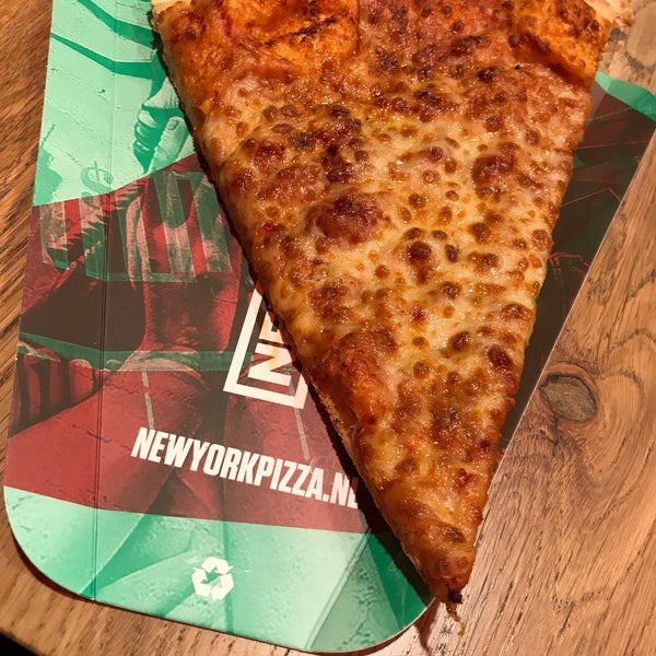Снимок сделан в New York Pizza пользователем Hassan Q. 10/30/2019