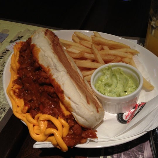Foto tirada no(a) New Yorker Burger por Na .. em 12/9/2012