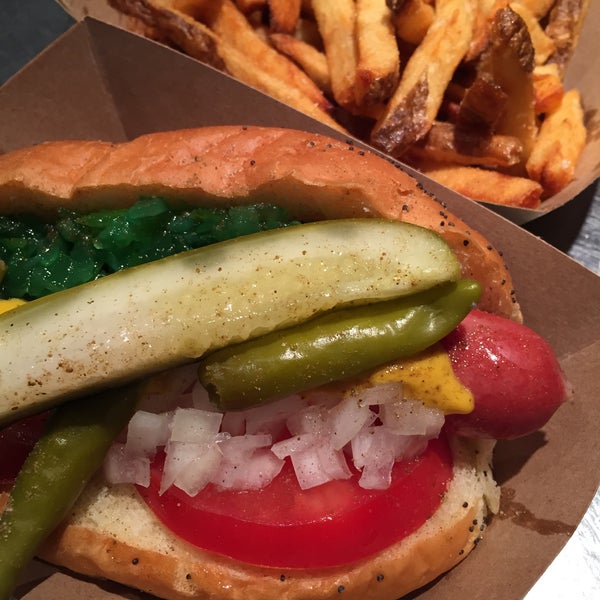 รูปภาพถ่ายที่ Prairie Dogs Hot Dogs &amp; Handcrafted Sausages โดย Crystal เมื่อ 3/15/2015