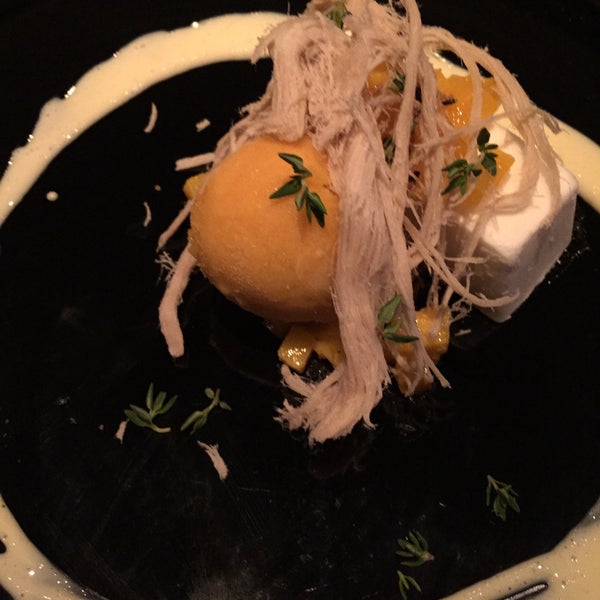 Foto tirada no(a) Saffron Restaurant &amp; Lounge por Crystal em 6/17/2015