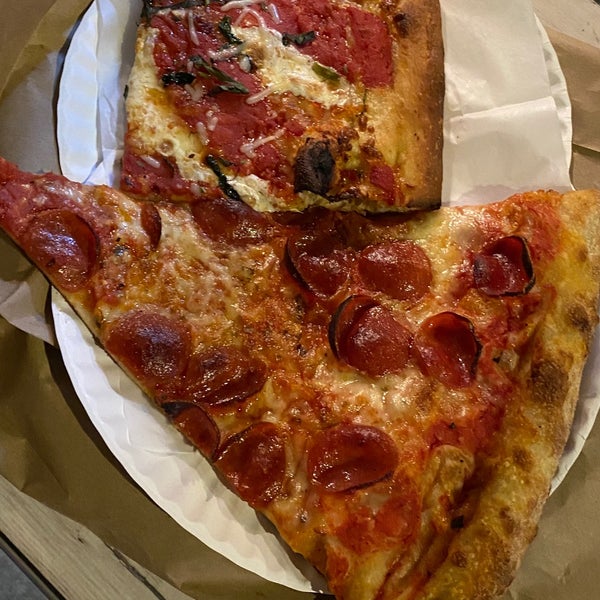 Photo prise au Williamsburg Pizza par Crystal le10/16/2021