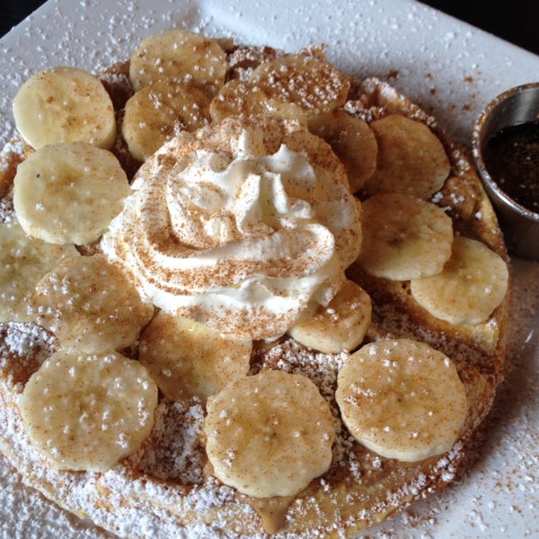 Das Foto wurde bei Black Coffee &amp; Waffle Bar von Crystal am 7/30/2014 aufgenommen