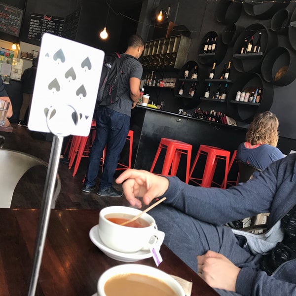 5/4/2018にTarik Bugra D.がVinyl Coffee &amp; Wine Barで撮った写真