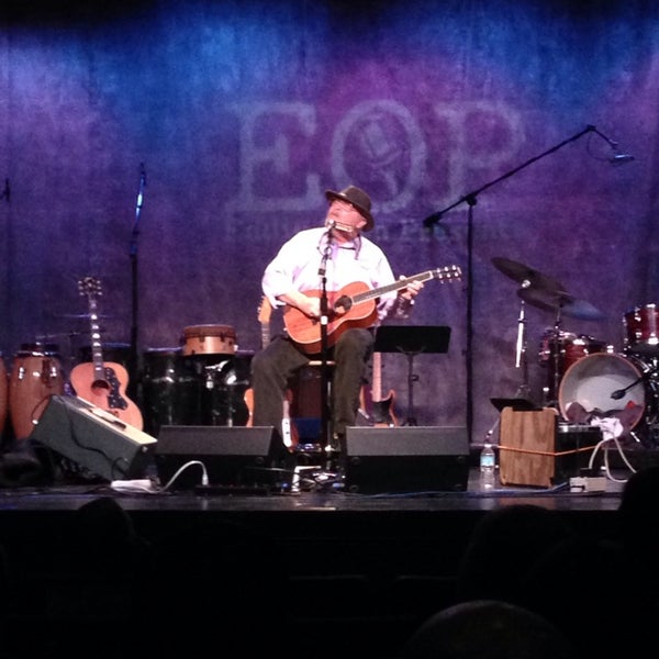 Foto tirada no(a) Eddie Owen Presents at Red Clay Theatre por Todd M. em 5/18/2014