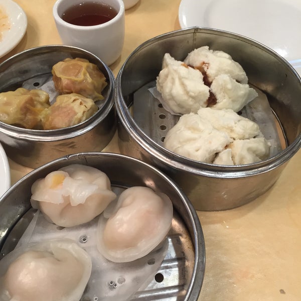 Foto scattata a Canton House Chinese Restaurant da Todd M. il 11/8/2015