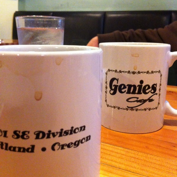 2/20/2013 tarihinde Jason L.ziyaretçi tarafından Genies Cafe'de çekilen fotoğraf