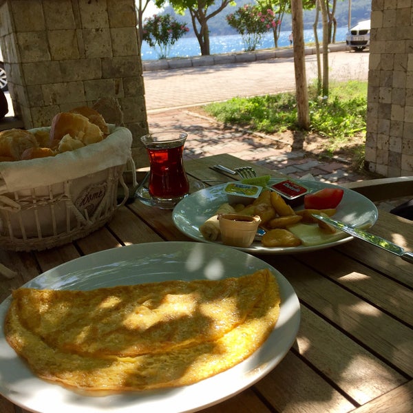 Foto scattata a Ceneviz Hotel da Meliha K. il 5/7/2017