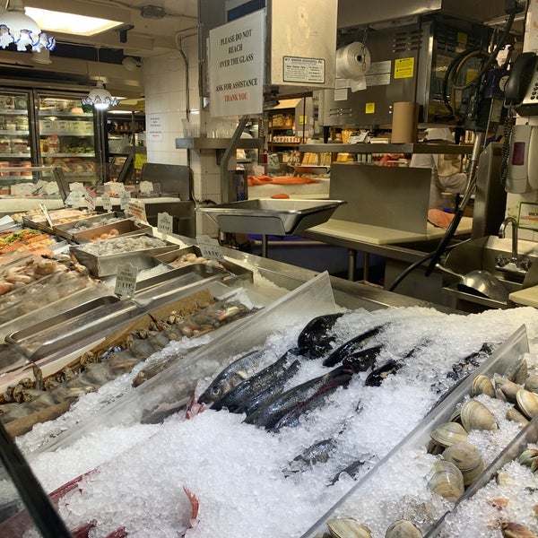 10/5/2019 tarihinde Eyal G.ziyaretçi tarafından Agata &amp; Valentina UES Market'de çekilen fotoğraf