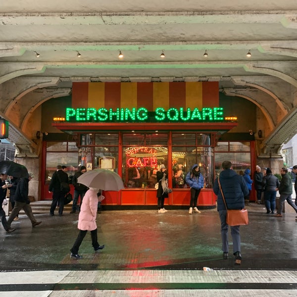 Foto diambil di Pershing Square Café oleh Eyal G. pada 12/2/2019