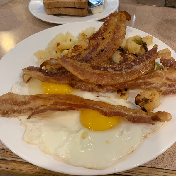 Снимок сделан в Malibu Diner NYC пользователем Eyal G. 10/14/2019