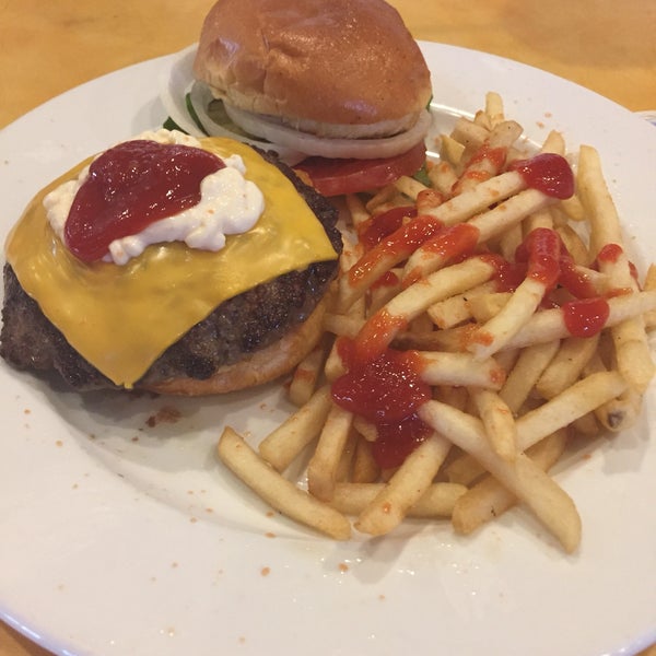 Foto diambil di Lucky&#39;s Burger and Brew oleh Ken R. pada 4/30/2018