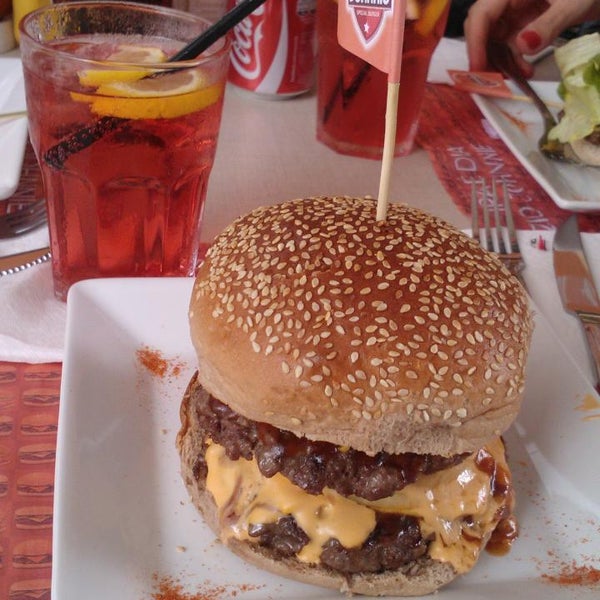 Photo taken at Johnnie Special Burger by Guilherme F. on 3/4/2014