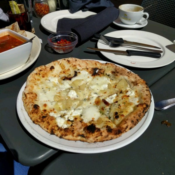 Foto tirada no(a) Tutta Bella Neapolitan Pizzeria por Vivek em 4/21/2017