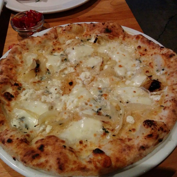 Снимок сделан в Tutta Bella Neapolitan Pizzeria пользователем Vivek 11/20/2014